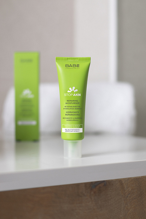 "LABORATORIOS BABE" STOP AKN Восстанавливающий увлажняющий крем / STOP AKN REPAIRING MOISTURISER 50 мл