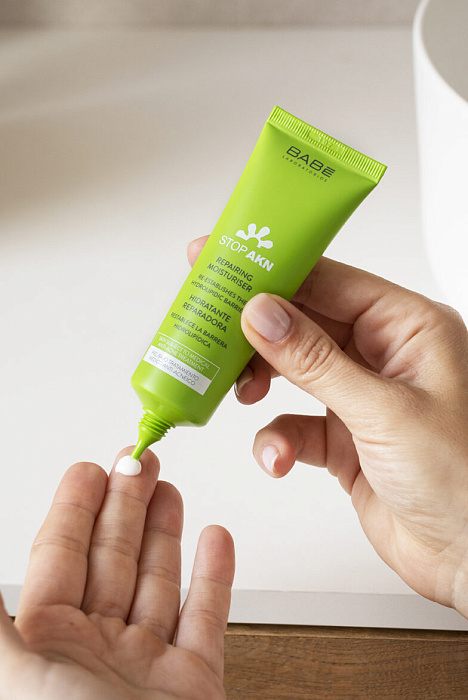 "LABORATORIOS BABE" STOP AKN Восстанавливающий увлажняющий крем / STOP AKN REPAIRING MOISTURISER 50 мл