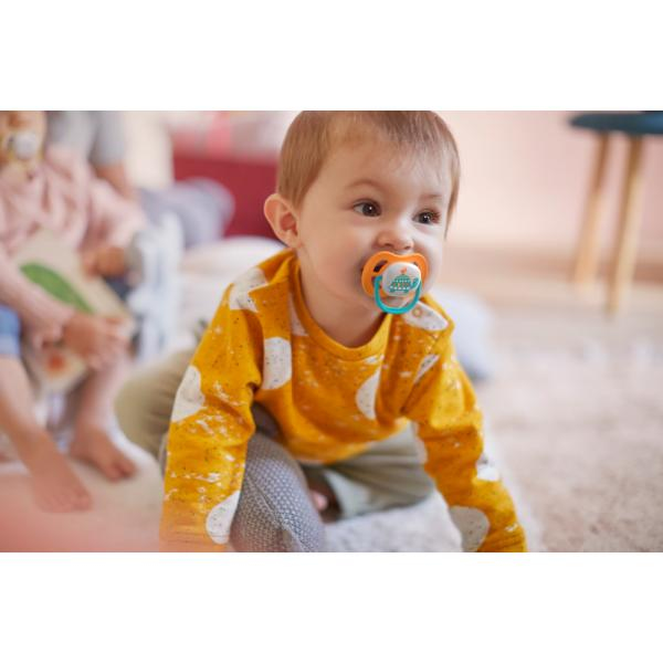 AVENT Соска-пустышка силиконовая ортодонтическая с щитком-нагубником и кольцом-держателем из полипропилена, с футляром из полипропилена (Ultra Air декор Пингвин/Черепаха) 6-18 мес. (уп.2шт) SCF080/07