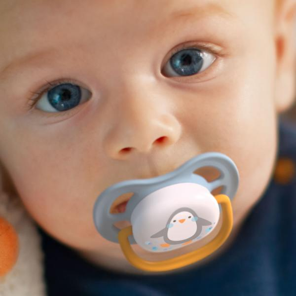 AVENT Соска-пустышка силиконовая ортодонтическая с щитком-нагубником и кольцом-держателем из полипропилена, c футляром из полипропилена (Ultra Air декор Пингвин/Птичка) 0-6 мес. (уп.2шт) SCF080/06