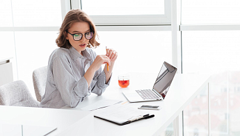 Как сохранить здоровую кожу при работе за компьютером: уход для тех, кто работает в офисе