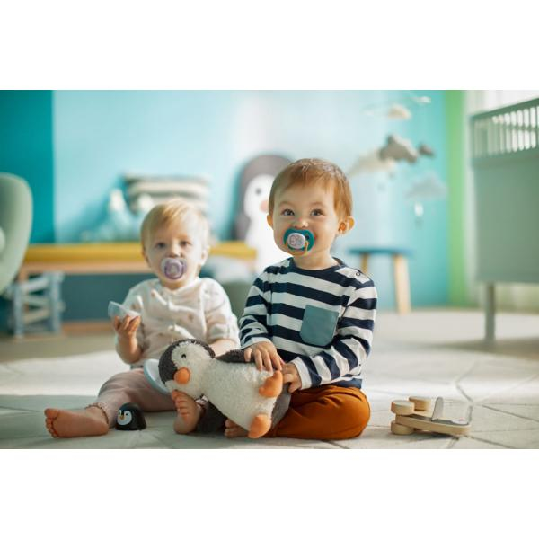 AVENT Соска-пустышка силиконовая ортодонтическая с щитком-нагубником и кольцом-держателем из полипропилена, c футляром из полипропилена (Ultra Air декор Пингвин/Птичка) 0-6 мес. (уп.2шт) SCF080/06
