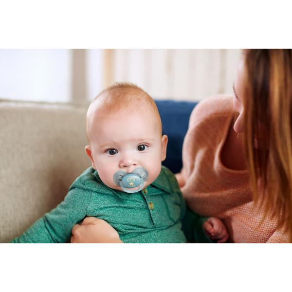 AVENT Соска-пустышка силиконовая ортодонтическая с щитком-нагубником и кольцом-держателем из полипропилена, с футляром из полипропилена (Ultra Soft декор) 6-18 мес.д/мальчика (уп.1
шт) SCF 528/01