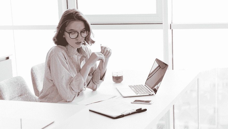 Как сохранить здоровую кожу при работе за компьютером: уход для тех, кто работает в офисе